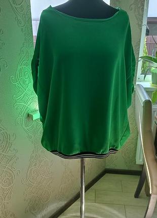 Яскрава блузка оверсайз.