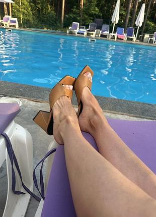 Шкіряні шльопанці трендового коричневого кольору