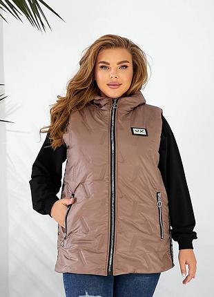 Женская стеганая жилетка с капюшоном и декором с камнями