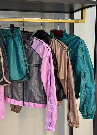 Костюм жіночий спортивний з вітровкою та шортами плащівка сірий рожевий чорний ізумруд мокко