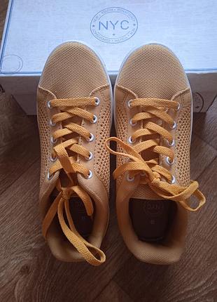 Кросівки фірмові