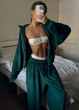 Трендовий велюровий жіночий костюм