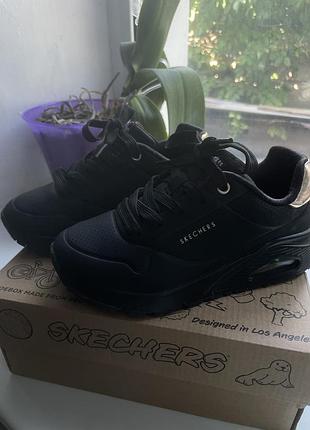 Снікерси на дівчинку