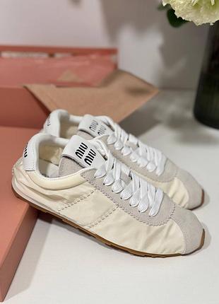 Кросівки жіночі