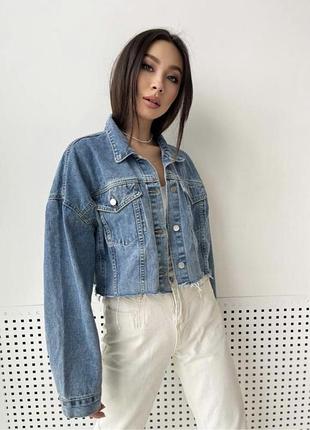 Вкорочена джинсова куртка з необробленим краєм asos