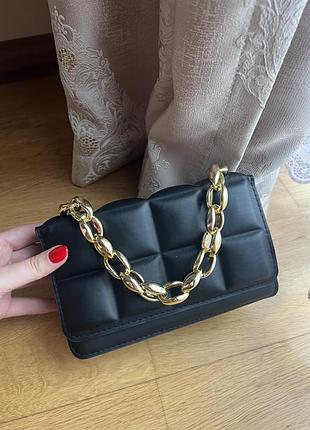 Сумка чорна на кнопку . вмістка . розмір 20*13