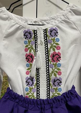 Гарна вишиванка на дівчинку