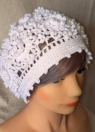 Женский хлопковый берет с розами вязаный крючком