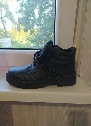 Современные рабочие ботинки