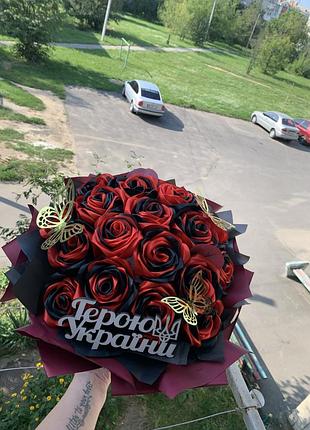 Троянди з атласних стрічок