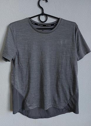 Спортивная легкая футболка nike