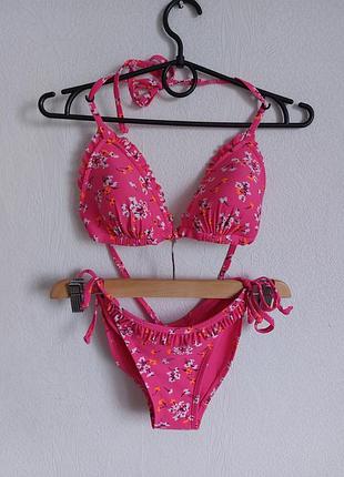 Яркий купальник в цветочный принт