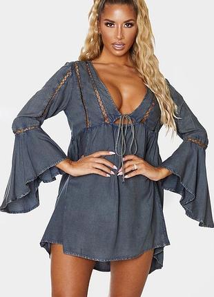 Сукня з декольте та широкими рукавами