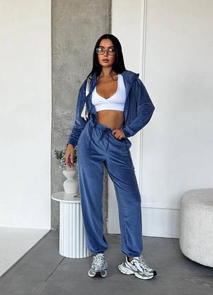 Велюровый спортивный костюм