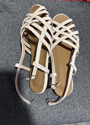 Босоніжки бежеві