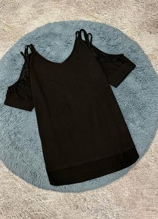 Чорна футболка з відкритими плечима