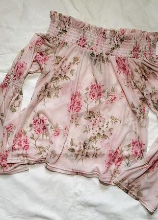 Ніжна блуза зі спущеними  плечима .