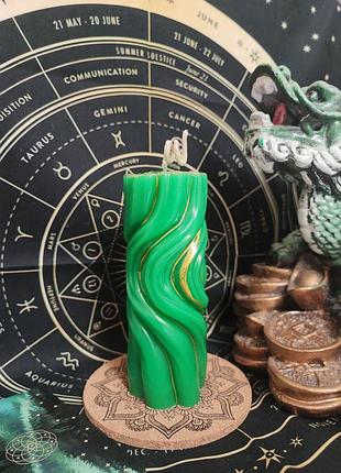 Свічка ручної роботи, насиченого зеленого кольору, для фінансового росту