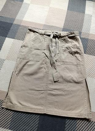 Спідниця з розрізами по бокам