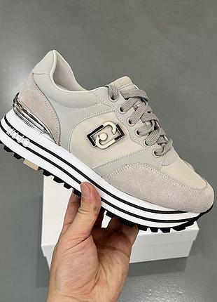 Кросівки жіночі