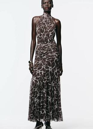 Длинное тюлевое платье с принтом и воротником хальтер