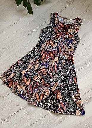 Красивое платье с красивой спинкой и интересным необычным принтом