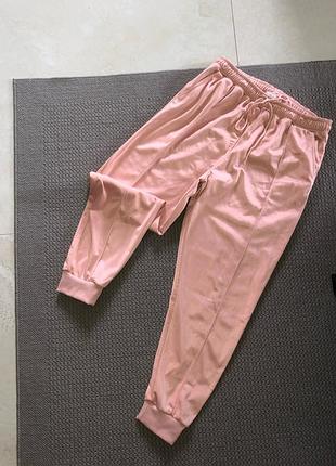 Спортивні атласні сатинова утеплені штани з манжетами спортивные штаны утеплены с атласные сатиновые