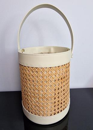 Стильная итальянская сумка-бакет из натуральной кожи и ротанга