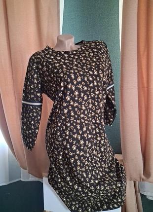 Прямое платье женское темное 3/4 рукав в цветочный принт