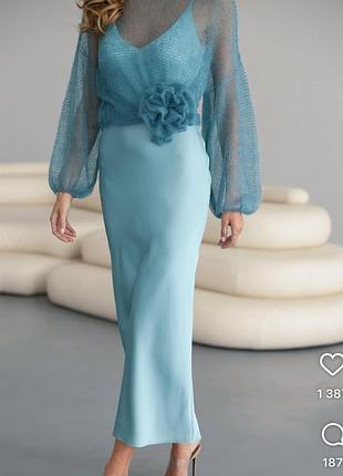 Сукня максі сатинова у кольорі морська хвиля, светр хмаринка у кольорі джинс  та брошка у кольорі джинс