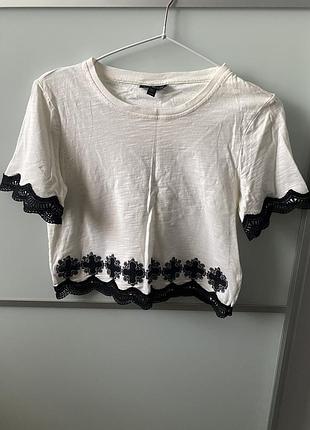 Футболка з вишивкою
