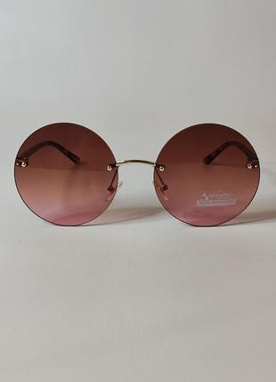 Круглые солнцезащитные очки в леопардовом стиле