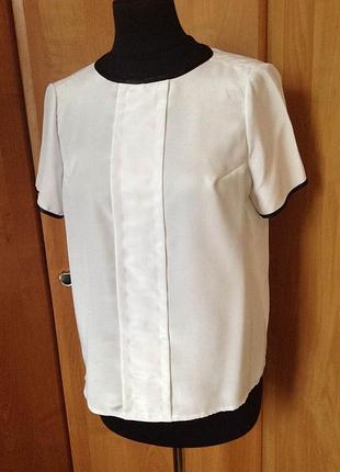 Блуза белая шелковая с черной отделкой по горловине и рукавам