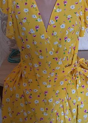 Платье ярко-желтое на запах
