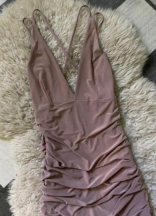 Ефектна сукня міні на брительках з драпіруванням в пудровому кольорі