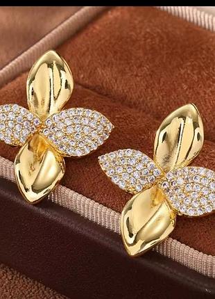 Серьги-гвоздики rakol с несколькими листочками и цирконом.