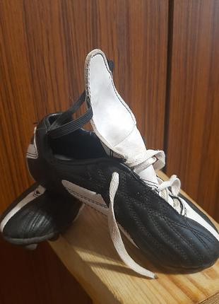 Бутсы футбольные, на мальчика. состояние красивое, размер 30, по стельке 19см. имеют черный цвет с белыми вставками