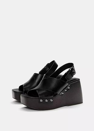 Босоніжки на танкетці із заклепками