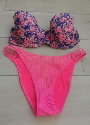 Купальник жіночий суцільний з великою чашкою.