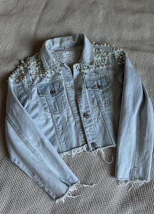 Світла джинсовка з перлинами