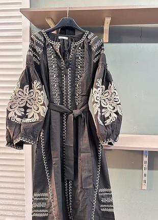 Колоритное черное платье вышиванка с поясом, украинное платье вышиванка, этно платье с вышивкой