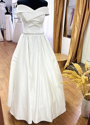 Стильна атласна весільна сукня