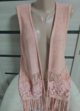 Жилет накидка удлиненный вязаный с ажурной вставкой и длинными кисточками