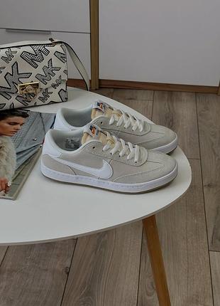 Бежевые замшевые кеды с белыми вставками