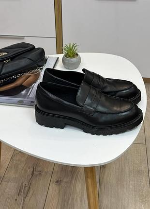 Черные кожаные туфли лоферы