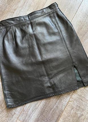 Шкіряна міні спідниця з позрізом