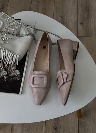 Нежно розовые пудровые кожаные туфли на низком каблуке с перламутровым напылением
