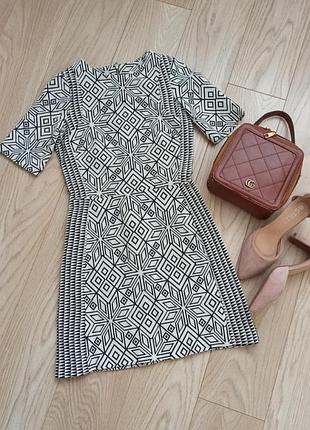 Коротка сукня з геометричним принтом
