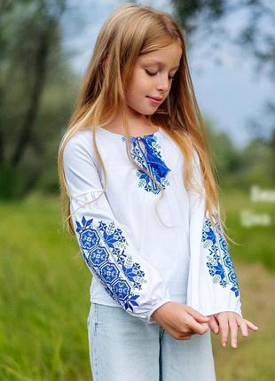 Біла вишиванка для дівчинки підліткова, вишита сорочка трикотажная з квітами, блуза з вишивкою, блузка нарядна з орнаментом