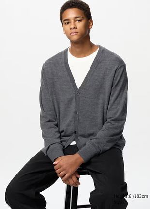 Кардиган uniqlo из мериносовой шерсти экстратонкой с v-образным вырезом, мужской, размер l, темно-серый